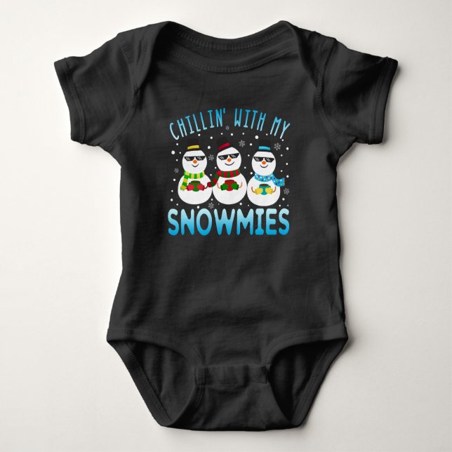 Funny Chillin' mit meinen Schneemassen Weihnachten Baby Strampler (Vorderseite)