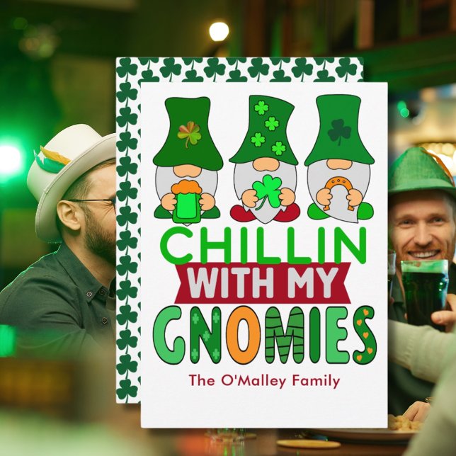 Funny Chillin mit My Gnomies St Patricks Day Flat Karte (Funny Chillin with My Gnomies St Patrick's Day Flat Card, gnomes, green, party, friends, family)