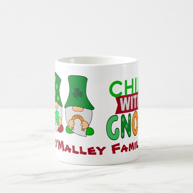 Funny Chillin mit My Gnomies St Patricks Day Kaffeetasse (Mittel)