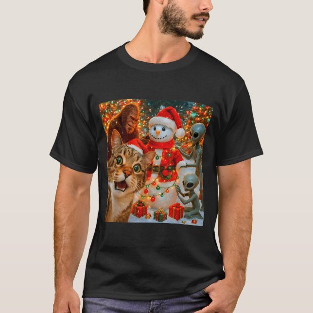 Funny Christmas Cat Selfie With Bigfoot Alien &amp T-Shirt (Vorderseite)