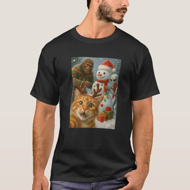 Funny Christmas Cat Selfie with Bigfoot Alien Snow T-Shirt (Vorderseite)