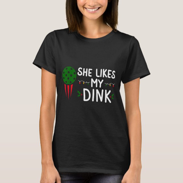 Funny Christmas Ckleball She Likes My Drink Outfit T-Shirt (Vorderseite)