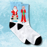 Funny Christmas Couple Angeln Santa & Mrs Claus Socken<br><div class="desc">Diese verspielten Socken,  die den Weihnachtsmann unglaublich witzig umsegeln,  während Frau Claus ihn übertroffen hat,  feiern die lustige und freundliche Rivalität des Eisfischens.</div>