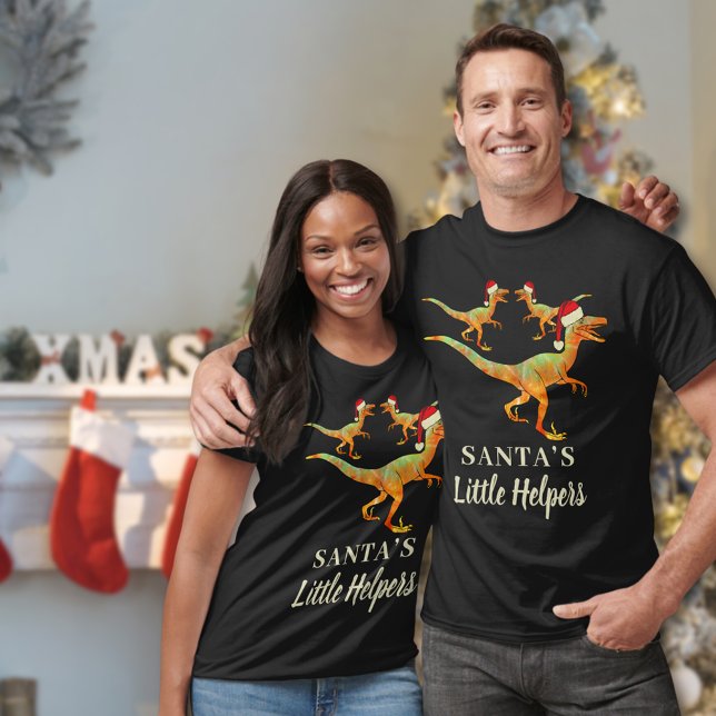 Funny Christmas Dinosaurier Zitat T-Shirt (Santas little helpers funny Christmas dinosaur T-Shirt with velociraptor dino wearing Santa hats)