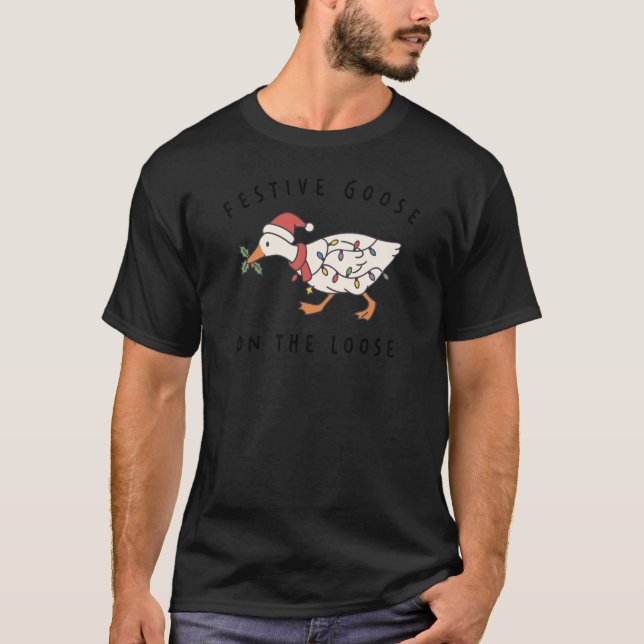 Funny Christmas Goose Festive Goose on the Loose M T-Shirt (Vorderseite)