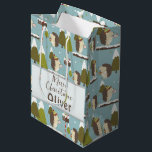 Funny Christmas Igel Kinder Name Mittlere Geschenktüte<br><div class="desc">Diese bezaubernde, personalisierte Geschenktasche aus Weihnachten Igel eignet sich perfekt für ein Weihnachtsgeschenk oder ein Gastgeschenk für jedes Kind. Diese rustikale Waldtiertasche mit niedlichen Igeln bietet einen fröhlichen blauen Hintergrund. Mit einem kurzen Satz wie "Frohe Weihnachten" und einem Vornamen Ihrer Wahl. Die Igel im Winter genießen das Wetter im Freien,...</div>