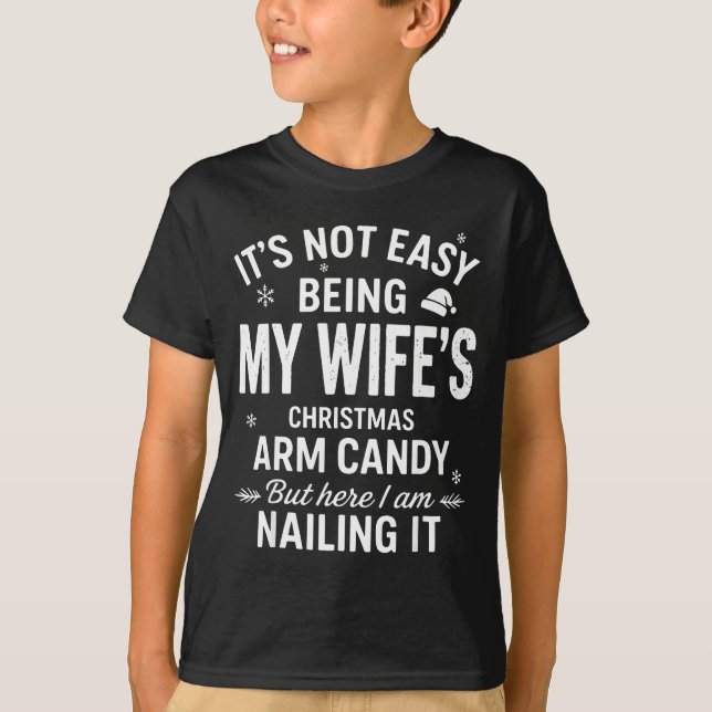 Funny Christmas It's Not Easy Being My Wife's Arm  T-Shirt (Vorderseite)