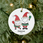 Funny Christmas Pickleball Gnomes, Ihr Foto Text Keramik Ornament<br><div class="desc">Ein super lustiges Pickleball Weihnachtsschmuck mit 2 Gnomen spielen Pickleball. Fügen Sie Ihren eigenen Text in das Foto vorne und Pickleball Player auf der Rückseite. Ein ideales Urlaubsgeschenk für Ihren Pickleball-Partner,  den Geheimsanta,  Coach,  Teamkoordinator oder alle,  die diesen phantastischen Sport Lieben.</div>