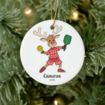 Funny Christmas Pickleball Reindeer, Custom Foto Keramik Ornament<br><div class="desc">Ein super lustiges Pickleball Weihnachtsschmuck mit einem Rentier,  der pickleball spielt. Fügen Sie Ihren eigenen Text in das Foto vorne und Pickleball Player auf der Rückseite. Ein ideales Urlaubsgeschenk für Ihren Pickleball-Partner,  den Geheimsanta,  Coach,  Teamkoordinator oder alle,  die diesen phantastischen Sport Lieben.</div>