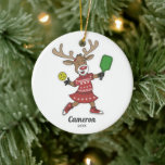 Funny Christmas Pickleball Reindeer, Custom Foto Keramik Ornament<br><div class="desc">Ein super lustiges Pickleball Weihnachtsschmuck mit einem bezaubernden Rentier,  der pickleball spielt. Fügen Sie Ihren eigenen Text in das Foto vorne und Pickleball Player auf der Rückseite. Ein ideales Urlaubsgeschenk für Ihren Pickleball-Partner,  den Geheimsanta,  Coach,  Teamkoordinator oder alle,  die diesen phantastischen Sport Lieben.</div>