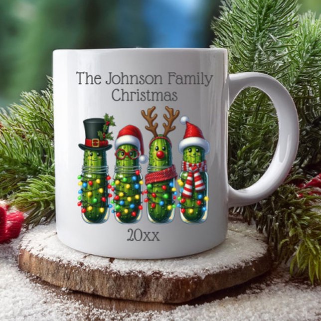 Funny Christmas Pickles Familienname Kaffeetasse (Funny Christmas pickles family name and date mug for the holidays)