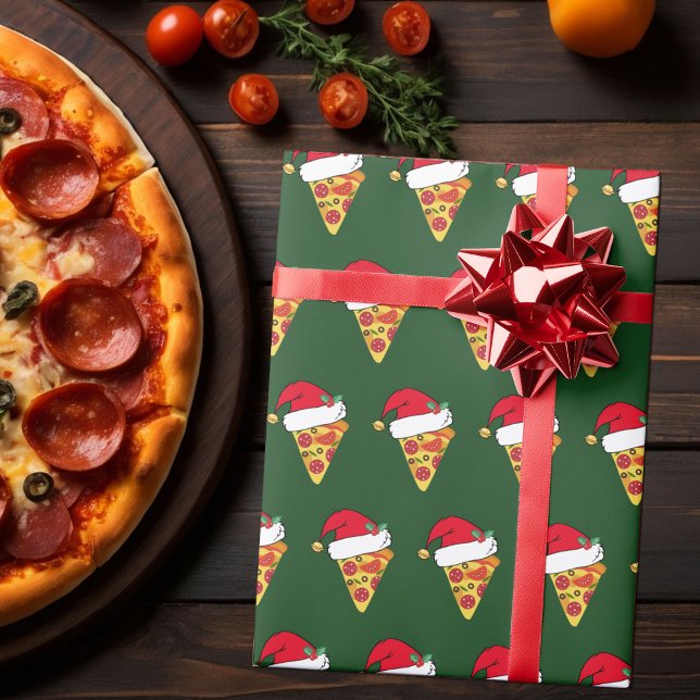 Funny Christmas Pizza Scheiben in Weihnachtsmannmü Geschenkpapier (Von Creator hochgeladen)