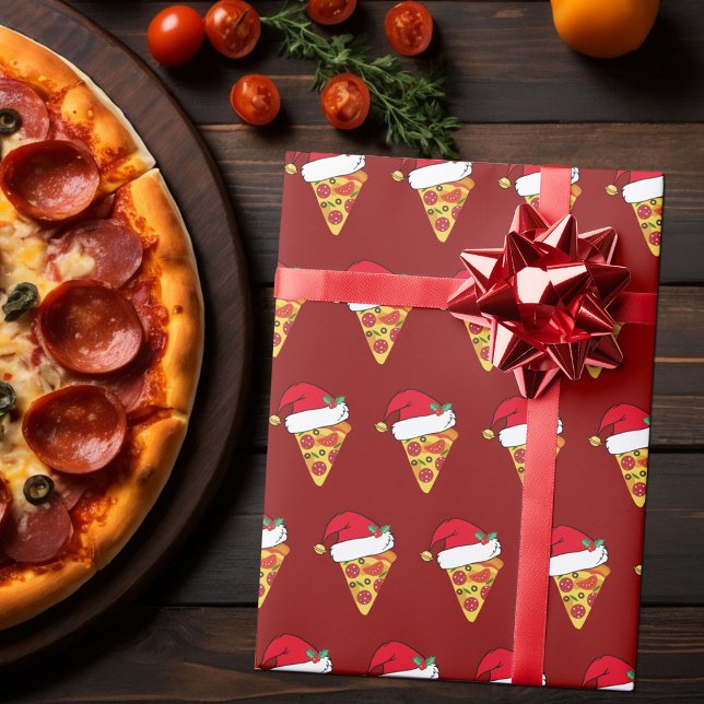 Funny Christmas Pizza Slices in Weihnachtsmannmütz Geschenkpapier (Von Creator hochgeladen)