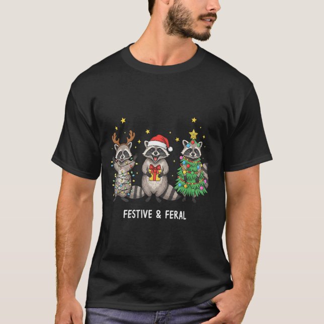 Funny Christmas Racoon - Feral But Festive  T-Shirt (Vorderseite)