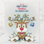 Funny Christmas Reindeer Holiday Party Weinetikett<br><div class="desc">Rudolph The Red Nose Rentier Weihnachten fröhlich und hell machen,  indem er Weihnachtslicht hangt.</div>