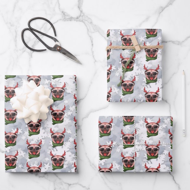 Funny Christmas Rentier Mops mit einem Scarf Geschenkpapier Set (Vorderseite)