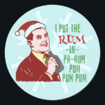 Funny Christmas Retro Rum Drink Man Holiday Runder Aufkleber<br><div class="desc">Der lächelnde Retro-Mann an diesem lustigen Weihnachtsdesign hält eine Flasche Rum und Sprichwort,  "Ich lege den RUM in Pa-Rum Pum Pum Pum Pum." Er trägt eine Weihnachtsmannmütze. Wenn die Idee der Feriensaison will zu trinken,  dann ist dies das unglaublich witzig Design für Sie.</div>