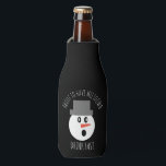 Funny Christmas Snowman Meltdown Beer Flaschenkühler<br><div class="desc">Weihnachten Schneemann Meltdown Bierflasche Cooler Fügen Sie etwas Spaß zu einem harten Tag, indem Sie es mit diesem Schneemann zu stoppen, um Ihre Getränkekälte behalten. Das Design ist auf der Vorderseite ist ein überraschter Schneemann mit seinem grauen Hut und humorvolle Phrase "About have meltdown Drink Fast" in weißen Schriften auf...</div>