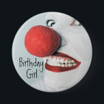Funny Clown Face Birthday Girl Button<br><div class="desc">Dieses Clowngesicht ist ungeheuerlich und albern und wird sicher ein Hit für das Geburtstagsmädchen sein. Foto Credit: Ryan McGuire</div>