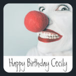 Funny Clown Face Birthday Quadratischer Aufkleber<br><div class="desc">Als alberner Geburtstagsaufkleber zum Feiern des großen Tages kann dieser individuelle Aufkleber mit dem Namen Ihrer Ehre personalisiert werden. Foto Credit: Ryan McGuire</div>