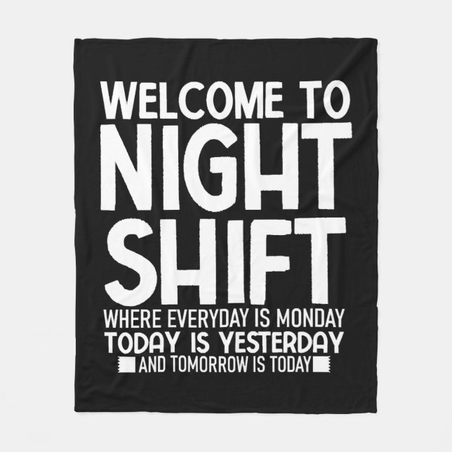 Funny CNA Shirt Funny Night Shift Shirt Fleecedecke (Vorderseite)