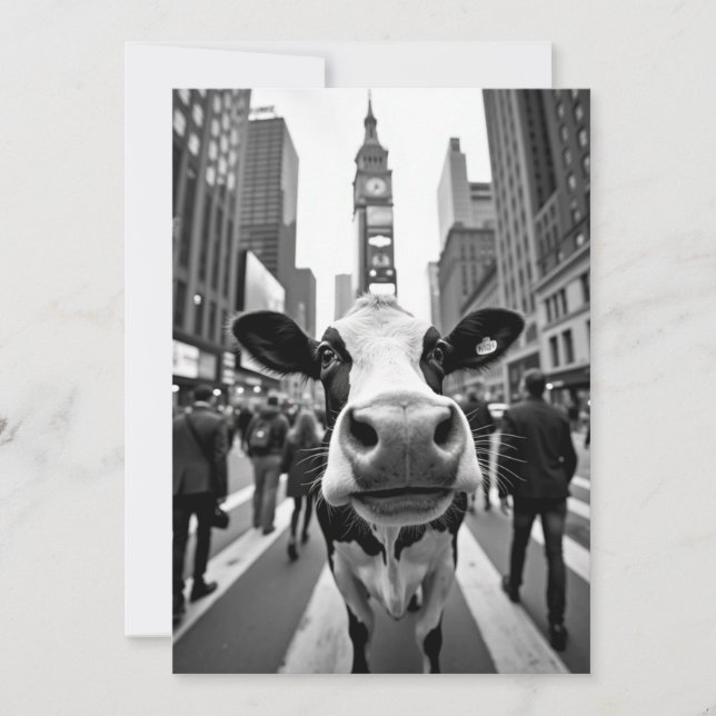 Funny Cow Selfie an der belebten City Street Einladung (Vorderseite)