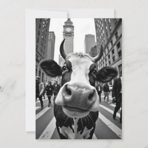 Funny Cow Selfie an der belebten City Street Einladung