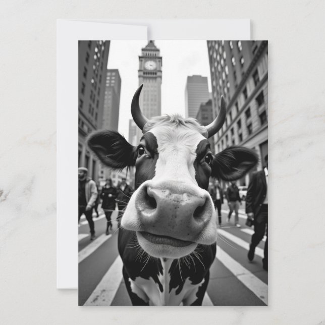 Funny Cow Selfie an der belebten City Street Einladung (Vorderseite)