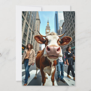 Funny Cow Selfie an der belebten City Street Einladung