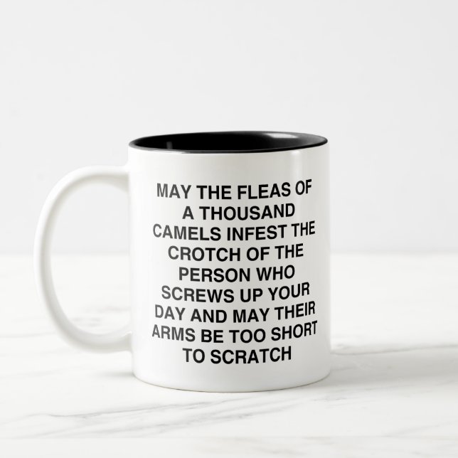 Funny Coworker, Mai die Fleas von Tausend Kamelen Zweifarbige Tasse (Links)
