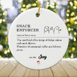 Funny Coworker Workplace Office Christmas Meme Art Keramik Ornament<br><div class="desc">Mit unserem "Snack Enforcer"-Ornament können Sie Ihrem Urlaubsstil etwas Spaß verleihen! Ideal für den inoffiziellen Bürohelden, der Imbissdiebstähle in Karo und Kühlschrank in Schach behalte. Mit der witzigen Definition: "Der inoffizielle Amtsrichter von Kühlschrank Verbrechen und Imbiss Diebe. Dieser Schmuck ist ein unglaublich witzig und passendes Geschenk für Mitarbeiter, Freunde oder...</div>