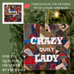 Funny "Crazy Quilt Lady" Custom Patchwork Quilt Keramikornament<br><div class="desc">Würdest du lieber aufhören? Haben Sie Schubladen, die mit Stoffschrott überlaufen? Träumen Sie vom Patchwork? Wenn ja, dann sind Sie vielleicht eine verrückte Quiltdame. Proklamieren Sie Ihren Zustand mit Stolz über dieses lustige Keramik-Ornament, mit einem schönen und farbenfrohen Vintagen amerikanischen Flickwerk verrückte Quiltmuster und den Worten "Crazy Quilt Lady" in...</div>