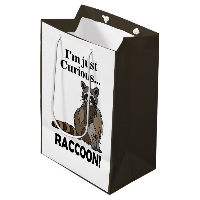 Funny Curious Raccoon Mittlere Geschenktüte (Vorderseite Schrägansicht)