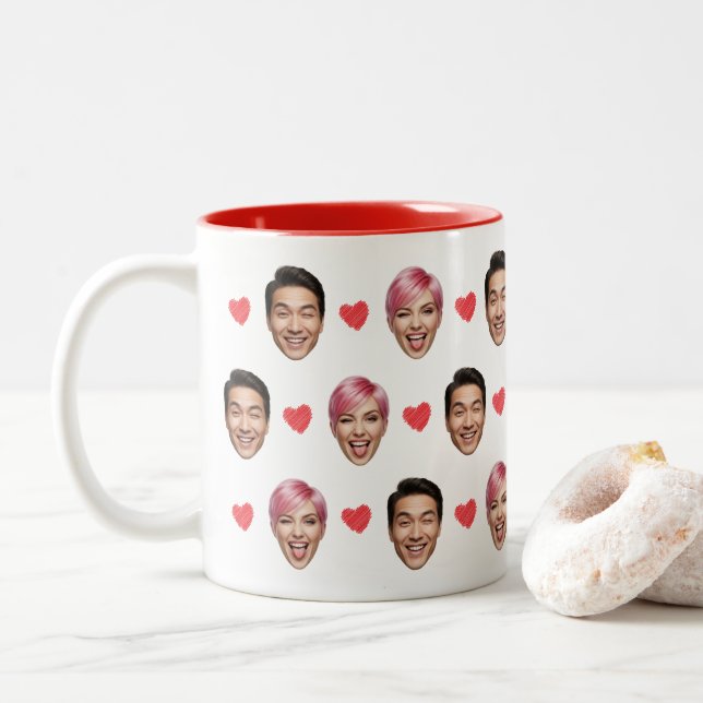 Funny Custom Couple Faces Pattern Red Hearts Zweifarbige Tasse (Mit Donut)