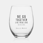 Funny Custom Text Friendship Weinglas Ohne Stiel<br><div class="desc">Feiern Sie Ihre Freundschaft mit diesem stilechten Weinglas! Mit dem Text "WIR GEHEN ZUSAMMEN WIE WEIN UND SCHLECHTE ENTSCHEIDUNGEN" in einer feinen Serif-Schriftart und Freundesnamen in einem eleganten Drehbuch - es ist das ideale Geschenk für Ihren Lieblingspartner in der Kriminalität. Toll zum Geburtstag, Freundschaftstag, nur weil Geschenke oder der behalt...</div>