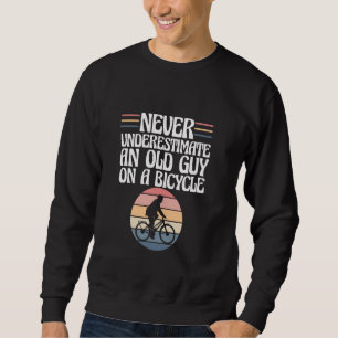 Funny Cycling unterschätzt nie einen alten Typ auf Sweatshirt
