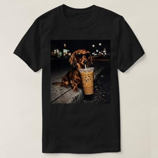 Funny Dachshund Drinking Iced Coffee – Cute Wiener T-Shirt (Design vorne)