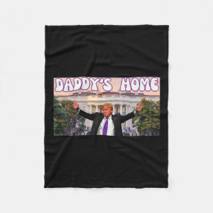 Funny Daddys Zuhause Trump 2024 steht mit Trump Gi Fleecedecke