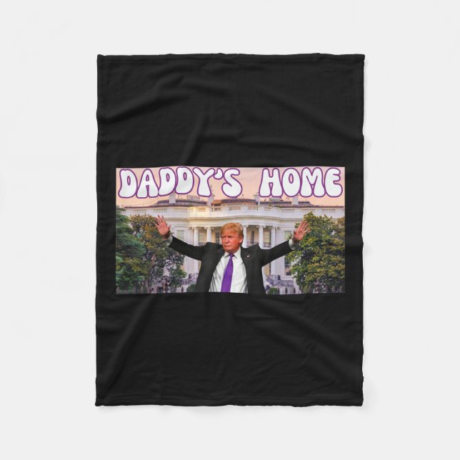 Funny Daddys Zuhause Trump 2024 steht mit Trump Gi Fleecedecke (Vorderseite)