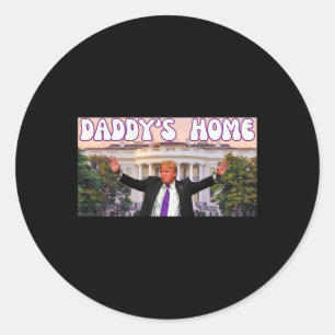 Funny Daddys Zuhause Trump 2024 steht mit Trump Gi Runder Aufkleber