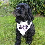 Funny, das Baby, hat es getan Halstuch<br><div class="desc">Das lustige Baby tat es Bandana. Das ist so niedlich,  dass Ihr Hund trägt,  wenn Ihr Baby den Körperanzug trägt,  der besagt,  dass der Hund es getan hat.</div>