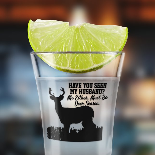 Funny Deer Jagd Saison Ehefrau Niedliches Zitat Schnapsglas (The perfect shot glass for your deer hunting husband who is always in the bush)