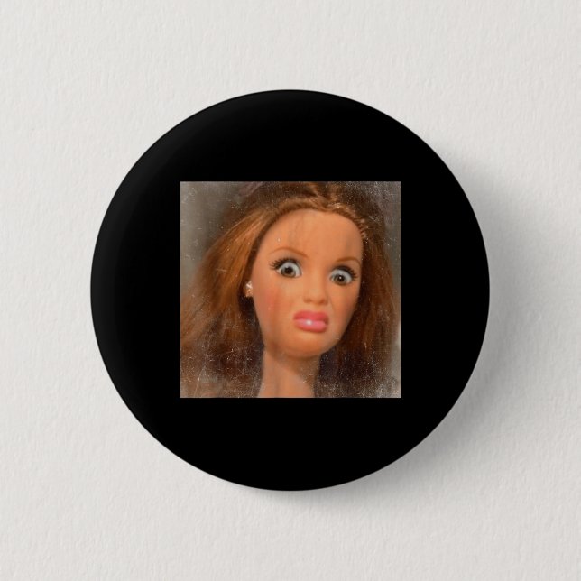 Funny Disguguast Doll Face Meme Button (Vorderseite)