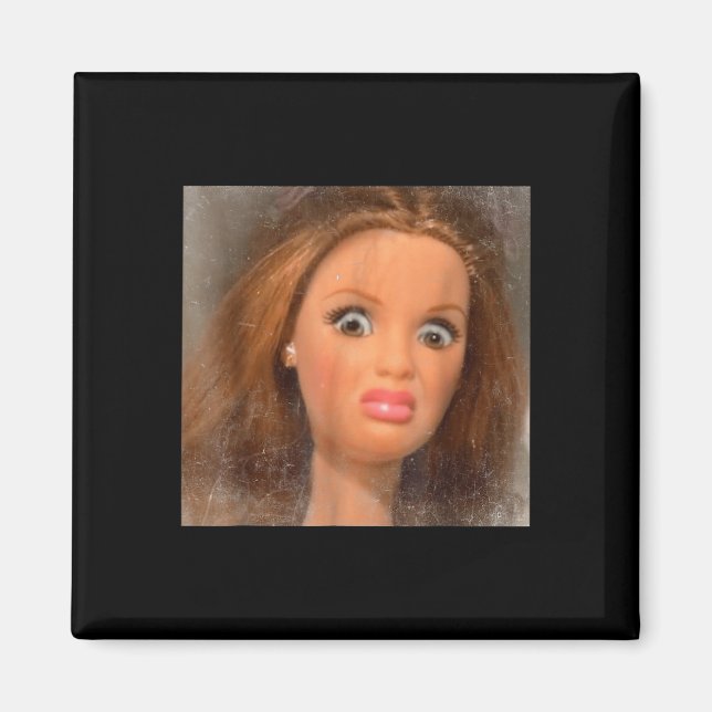 Funny Disguguast Doll Face Meme Magnet (Vorne)