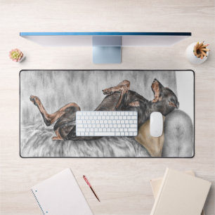 Funny Doberman on Sofa Schreibtischunterlage