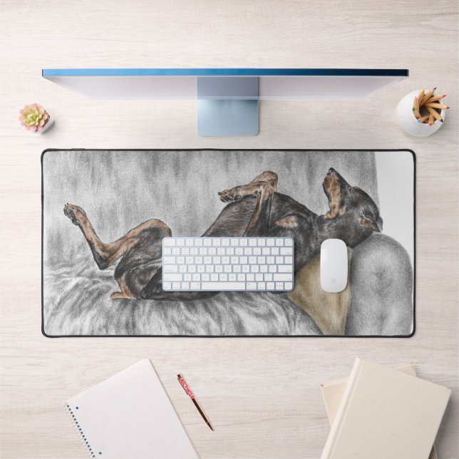 Funny Doberman on Sofa Schreibtischunterlage (Büro 1)