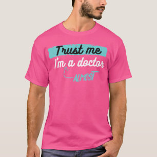 Funny Doctor Vertraue mir, dass ich fast Arzt bin T-Shirt
