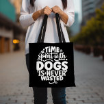 Funny Dog Lover Tasche, Inspiration Hunde Quote Ta<br><div class="desc">Feiern Sie Ihre Liebe für Hunde mit diesem stilvollen Totbeutel mit dem inspirierend Zitat "Zeit mit Hunden vergeudet ist nie verschwendet". Diese Tasche eignet sich hervorragend, um Alltagsessenzielle zu tragen und gleichzeitig Ihre Leidenschaft für wütende Freunde zu zeigen. Ideal für Hundebesitzer und Liebhaber von Haustieren, ist diese Tasche ein wunderbares...</div>