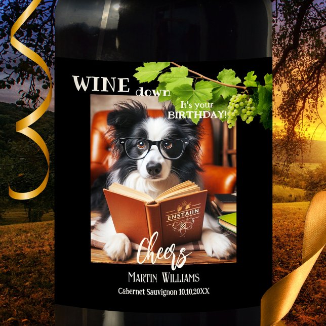 Funny Dog Workaholic Geburtstag Weinetikett (Funny birthday wine label featuring a nerd dog studying in his office. Perfect for a workaholic)