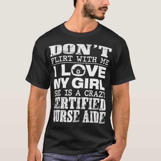 Funny Dont Flirt mit mir mein Mädchen ist ein verr T-Shirt (Vorderseite)